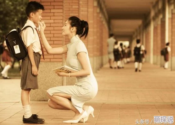 老师黑色双开真班主任丝旗袍的惊人秘密曝光，震撼校园全体师生，引发热议！