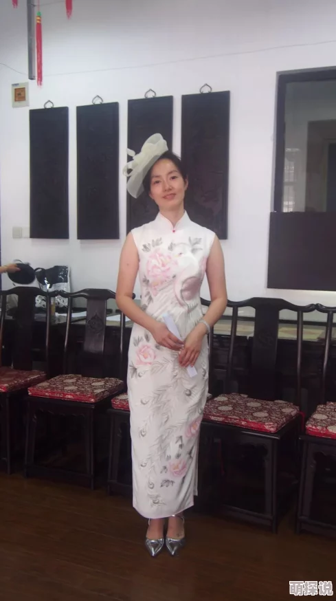 老师黑色双开真班主任丝旗袍的惊人秘密曝光，震撼校园全体师生，引发热议！