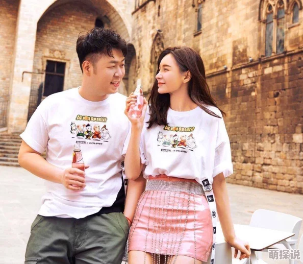 撕开奶罩揉吮奶头掀起裙子，网友热议：这种行为是否过于露骨，影响社会风气？