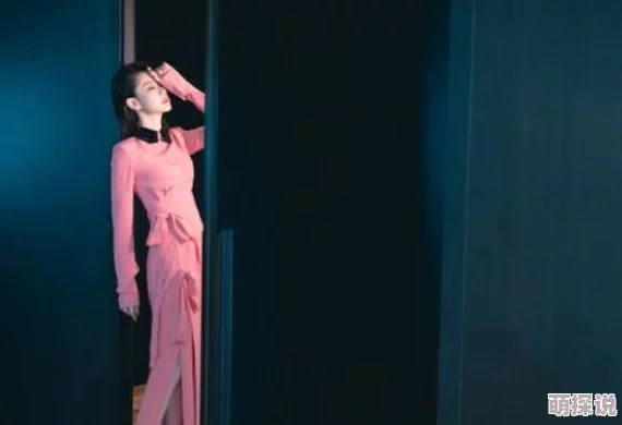 震惊！白鹿变态蕾丝超薄开档连身袜引发热潮，时尚界掀起新的潮流风暴！