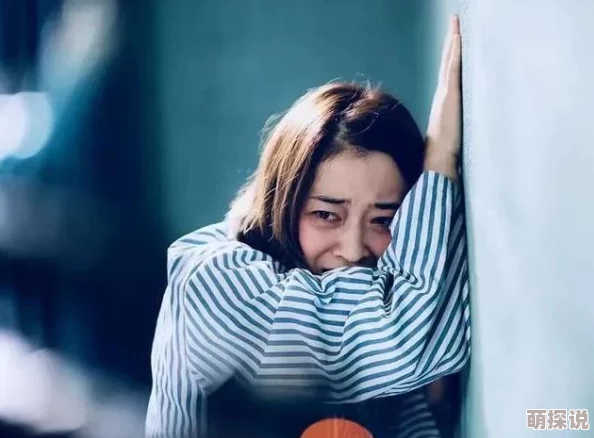 偷窥邻居私密生活：一次意外的偷看经历与内心挣扎