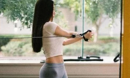 美女脱下裤子让男人捅 网友推荐这部影片情节紧凑画面精美让人欲罢不能绝对不容错过的精彩之作