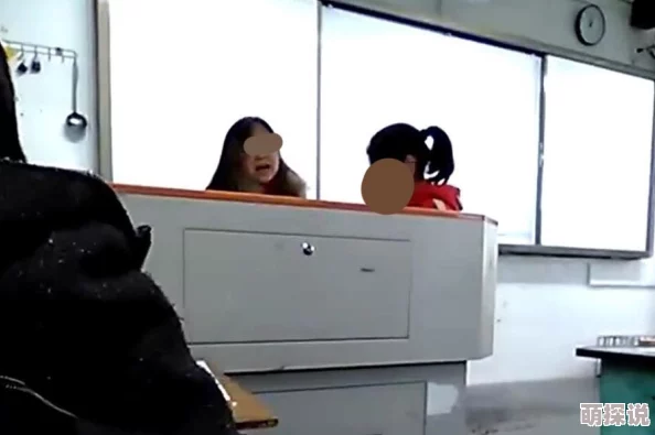 日本老师扒裙子打屁股的视频网友推荐这段视频引发热议许多人对教育方式和师生关系进行了深入讨论值得一看