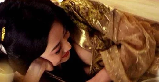 美女被舔胸引发思考：尊重与界限的重要性