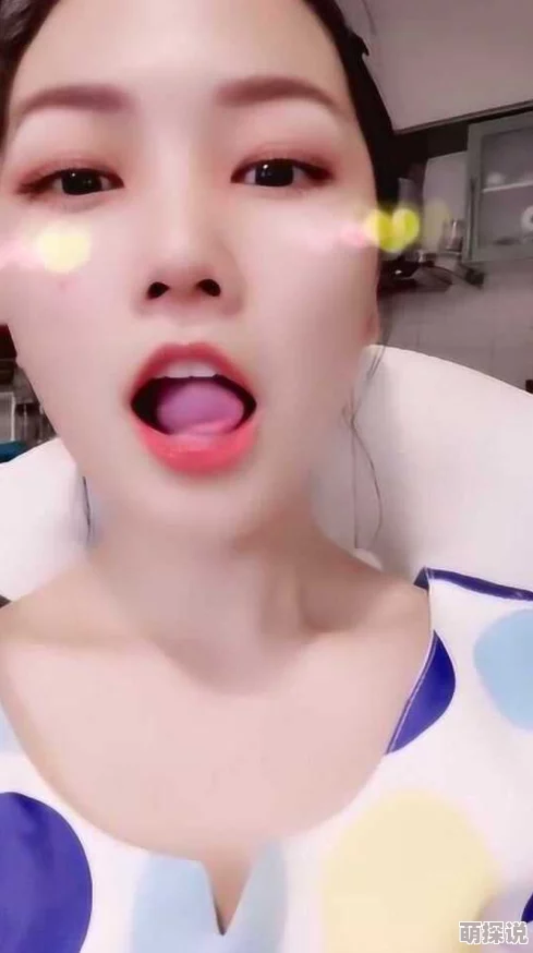 闺蜜的舌头伸进我的里面让我惊喜连连没想到她还有这等绝技