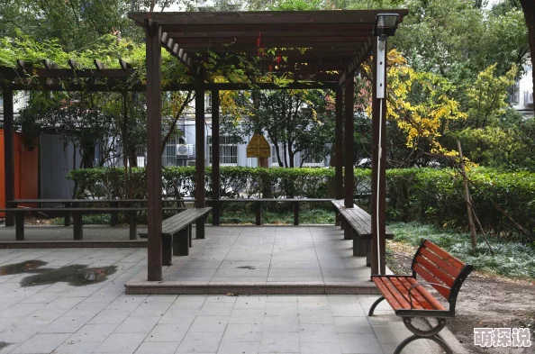 公憩止痒床笫之欢小区花园增设休闲长椅供居民纳凉聊天