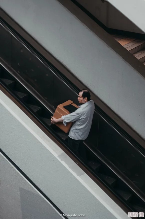 炎凉梁希城在楼梯上做小小世界心怀梦想勇敢追求幸福与希望共舞