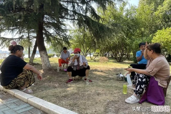 天黑前的夏天蝉鸣渐稀暑气未消少女心事悄然萌芽