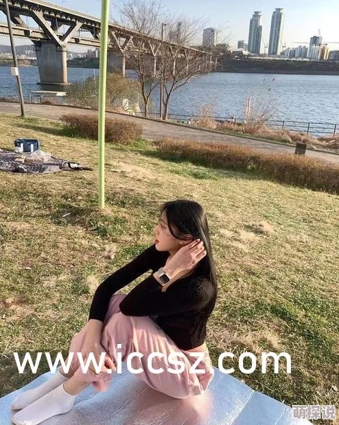 丰满美妇岳叫我吸她大乳醉酒后她主动解开衣衫在我面前展现迷人曲线