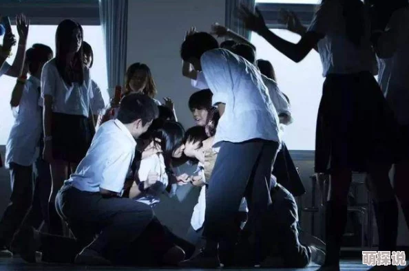 女女校园调教女虐变成内裤近日校园内流传一段视频引发热议，内容涉及女学生之间的互动与调侃。