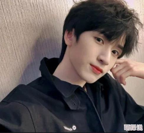 学长的手指在里面转动感受着内部的纹理和温度试图寻找那隐藏的开关