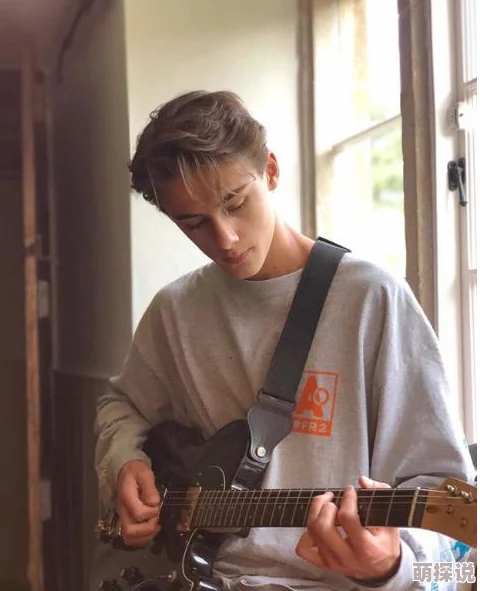 学长的手指在里面转动感受着内部的纹理和温度试图寻找那隐藏的开关