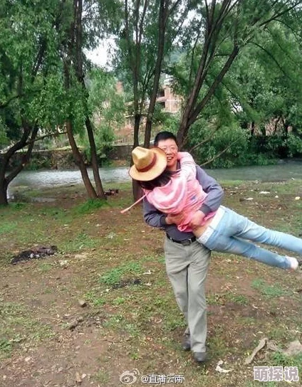 女生裸胸照片疑似流出引发网友热议真假难辨