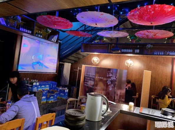 午夜商店温暖治愈深夜食堂抚慰都市夜归人