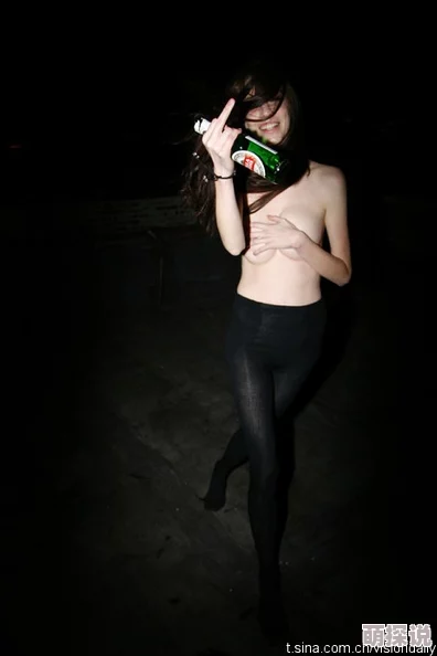 美女脱了内裤让男生观看这种行为违法且不尊重女性请勿模仿