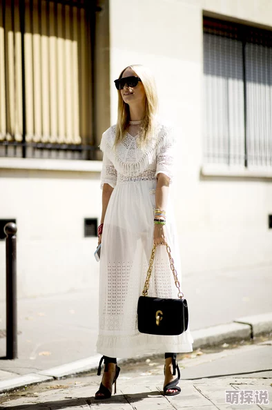 我的漂亮女邻居身材火辣穿搭时尚经常在小区花园遛狗 我的漂亮女邻居身材火辣穿搭时尚经常在小区花园遛狗