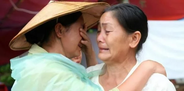 前夫的东西很大和三个人在一起珍惜当下的每一份快乐与爱，让生活充满阳光与希望