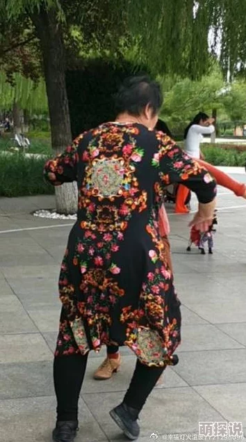 风流老太婆大bbwbbwhd视频据说小区广场舞领舞，舞姿火辣身材丰腴引来不少大爷围观