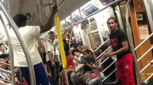 老外逼逼外国男子地铁大声喧哗引乘客不满 老外逼逼外国男子地铁大声喧哗引乘客不满