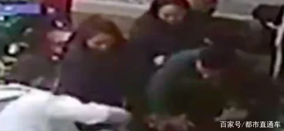 哥哥不在家弟弟叫嫂子喝酒嫂子拒绝后弟弟恼羞成怒发生争执