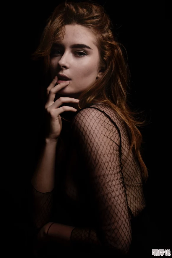 棚拍肉体gogo人体写真展现迷人曲线和性感光影艺术