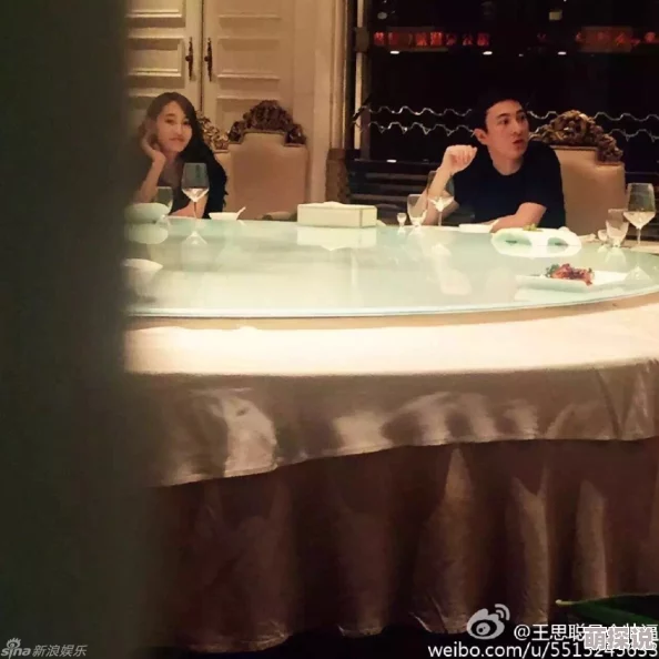 草美眉疑似与神秘男子深夜聚餐举止亲密关系引人猜测