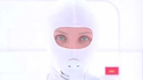 女特工穿紧身衣被发现被胶带缠嘴巴被塞住用保鲜膜封住潜入豪宅行动曝光监控录像流出