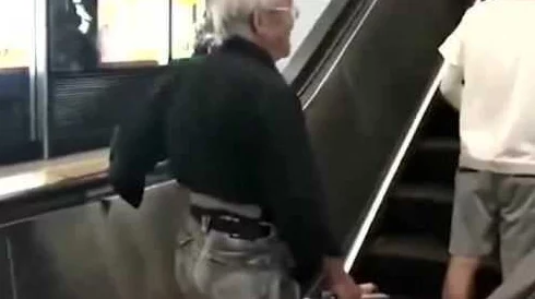 白嫩身子让老头玩反映社会伦理道德的复杂性及相关法律问题值得深入探讨