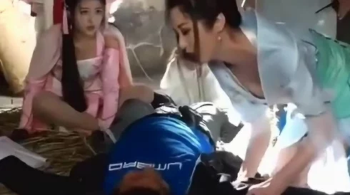 原震惊！当红小花旦片场疑似遭导演潜规则嗯啊开小嫩苞hh...嗯啊紧急送医后表示只是胃痉挛